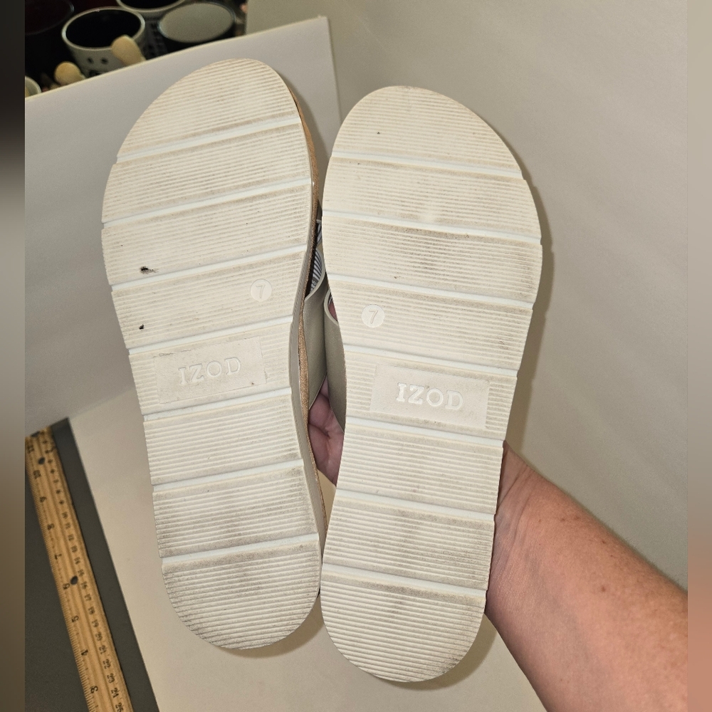 Izod Women's sz 7 Alyssa Gold Sandals - Picture 5 of 7